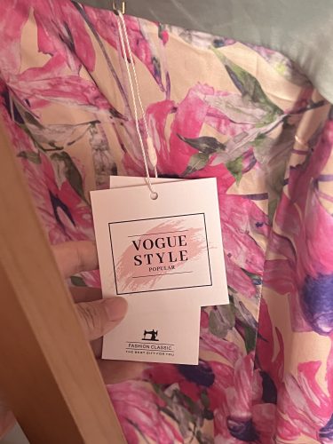 Customize your logo with luxurious glossy hang tag photo review